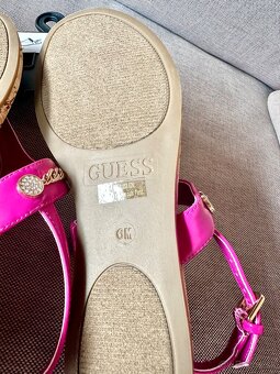 Nové fuchsiové sandále Guess - 5