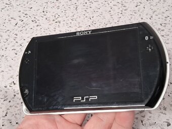 PSP GO (PSP-N1004) + ADAPTER (PLAYSTATION PORTABLE) - 5