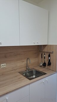Ponúkame na prenájom priestrannú garsónku. - 5