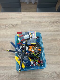 Veľký box plný LEGO – rôzne sety, autá, lietadlá - 5