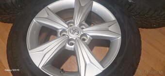 Predám zimny komplet Toyota CH-R 5x114,3 R17 ,215/60 R17 - 5