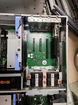 Predám server IBM Power 740 - 5