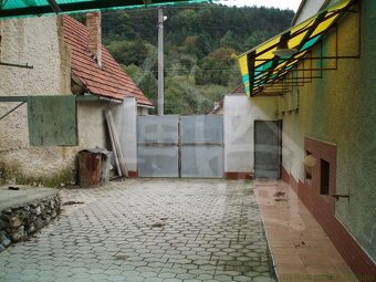 Štýlovo prerobený dom na bývanie a budova na podnikanie - 5