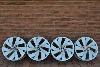 5x112 R17 Hlinikove disky Original VW Golf 8 - 5