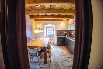 Krásne zrekonštruovaný historický dom v obci Vyhne - 5