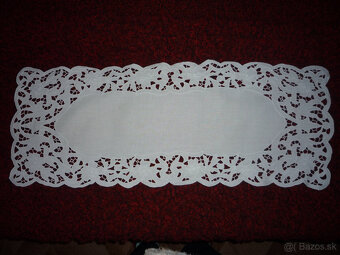 Obrus ozdobený paličkovanou čipkou + výšivka RICHELIEU - 5