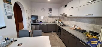 PREDAJ: Rodinný dom + 2x garáž, s pozemkom 591 m2 - Komárno - 5