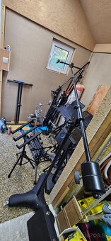 Stojany na mikrofóny, svetla, mix pulty, noty atď. - 5