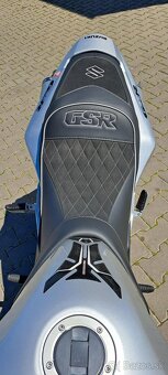 Suzuki GSR 600 - 5