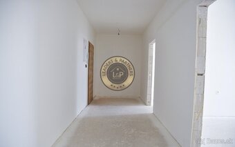 NA PREDAJ 2-izbový HOLOBYT s výhľadom na krásny Spišský hrad - 5