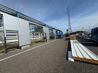 KONŠTRUKCIA HALY 12m x 30m x 6 opláštením PUR 100 - 5