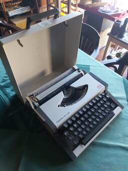 Malý kufríkový písací stroj AEG - 5