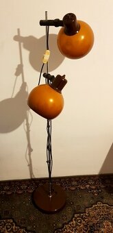 stôl, stolík, posteľ , plyšový koberec-behúň, lampa - 5