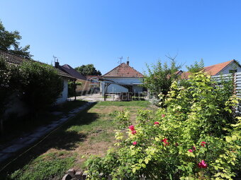 Starší 3 izbový rodinný dom sedliackym štylom na obr… - 5