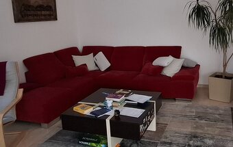 Bordová sedacia suprava s taburetkou v tvare L - 5