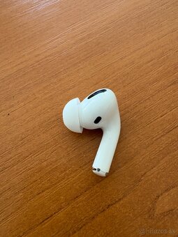 Nabíjacie púzdro a pravé slúchadlo AirPods Pro 2 - 5