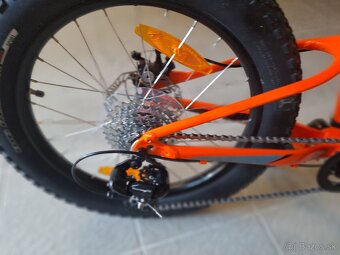 Predám detský bicykel 20kola Specialized Fatbaik cerveny - 5