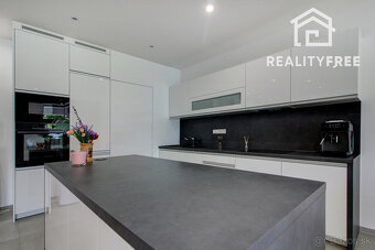 Na predaj 4- izbový rodinný dom s dvojgarážou a záhradným do - 5