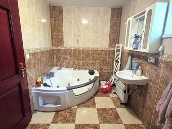 Veľký priestranný rodinný dom v top lokalite - Kolón… - 5