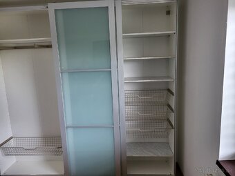 Predam zachovalu vstavanu skrinu - 5