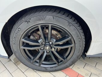 Ford Mustang biely - 5