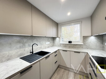 NA PREDAJ: Štýlový, kompletne zrekonštruovaný 3-izbový byt n - 5