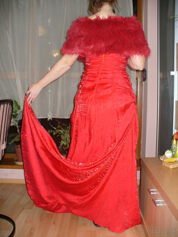 červene spoločenské šaty - 5