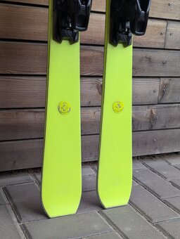 Prémiové švýcarské lyže AK YELLOW POP, 165cm, 2023 - 5