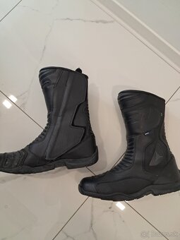 Helma,  oblečenie a čižmy - 5