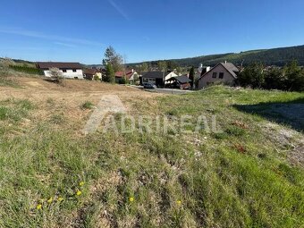 PREDAJ: Stavebný pozemok so stavebným povolením a IS; 900 m2 - 5