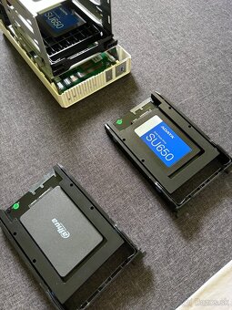 Predám NAS QNAP TS-328 + 3x SSD disky + redukcie - 5