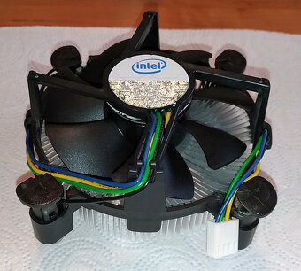 Predám Intel Core 2 Duo E8400 - 5