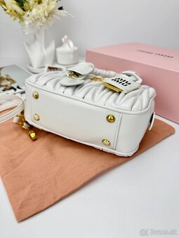Luxusná biela kabelka Miu Miu so zlatým kovaním - 5