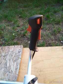 Predám krovinorez stihl 131 - 5