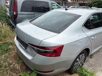 Škoda Superb 2.0 TDI SCR Style DSG havarovana - 5