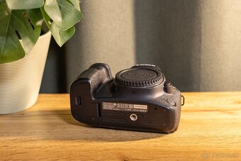Canon 6D Mark II (plus 2x originál batéria) - 5