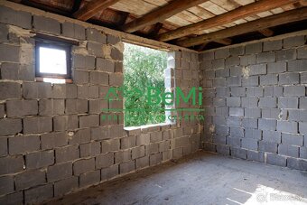Slnečný rovinatý pozemok aj s rozostavaným domom v obci Szen - 5