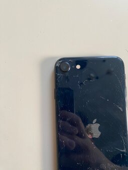 Apple Iphone SE 2022 s prasknutým zadným sklom - 5