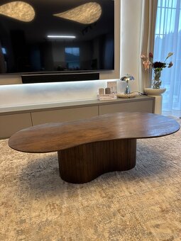 Konferenčný stolík z tmavého dreva so zaobleným dizajnom - 5