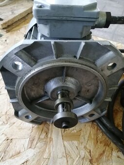 Elektromotor 0,75kw, 2820ot /min 400V prirubovy. - 5