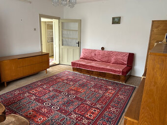 Na predaj: Rodinný dom s veľkým pozemkom v pokojnej lokalite - 5