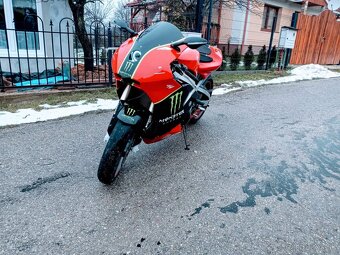 Yamaha R1 - 5
