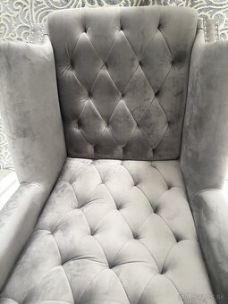 Predám Exkluzívne kreslo strieborno sivej farby Chesterfield - 5