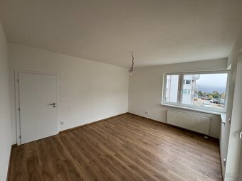 Priestranný 3i byt s balkónom a kobkou - Radvaň - 5