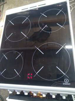 Sklokeramicky sporák indesit - 5