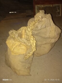 Staré jutové vrecia a lano. - 5