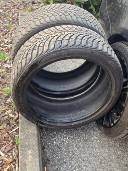 Predám zimné gumy 235/40 r19 - 5