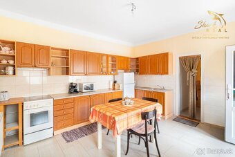 Priestranný 5-izbový dom s veľkým pozemkom v obci Iža - 5