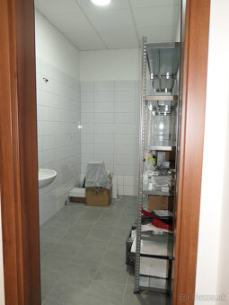 Predaj - obchodný priestorna prízemí o výmere 82,64 m2, Brat - 5