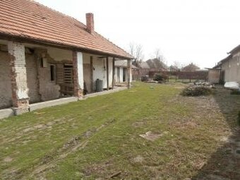 Znížená cena Na predaj starší rodinný dom v obci Holiare + - 5